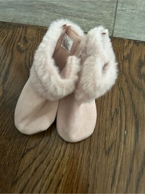 Source Unknown Pale Pink Faux Fur Baby Booties